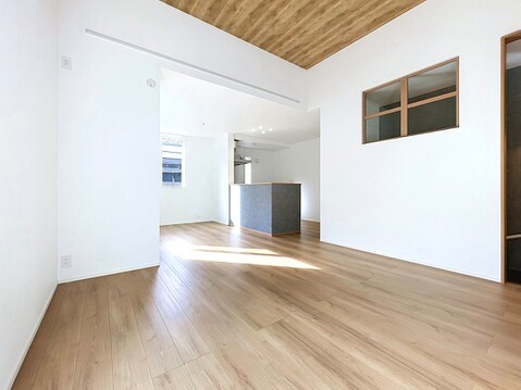 ～光と開放感に包まれる住空間～大きく広がるLDKは、視線の抜けを感じられる開放的な設計。家具を置いた後も、ゆとりある暮らしを楽しめます。