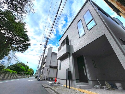 街並みに突如現れる、エッジの効いたモダン建築。このデザイナーズ建売は、そこらの新築とは一線を画す。計算し尽くされた光の動線、素材の質感、無駄のない空間。ドアを開けた瞬間、あなたの日常がアートに変わる。