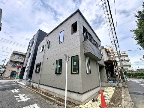 蕨市南町の穏やかな街並みに馴染む、優しい光に満ちたデザイナーズ。建築家が計算し尽くした空間は、どこにいても家族の気配を感じられる心地よさ。一歩足を踏み入れた瞬間から、上質で丁寧な日々が始まります。