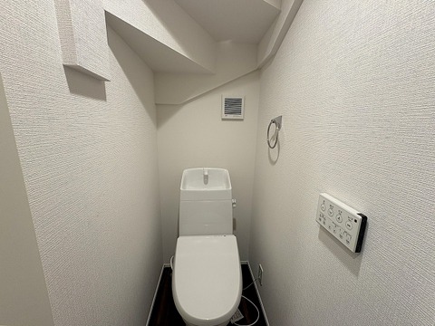 多機能トイレ、壁付けのパネルになりますので、操作もとってもしやすいです。