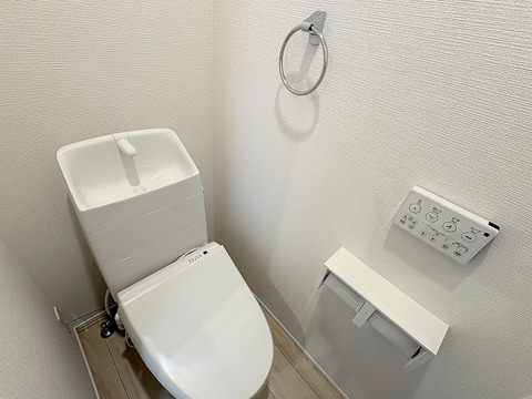 多機能トイレ、壁付けのパネルになりますので、操作もとってもしやすいです。