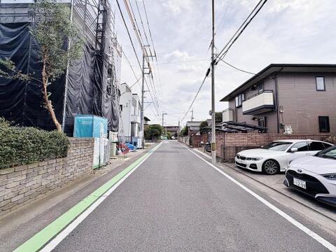 緑のラインが続く通りは、お子様との散歩にも安心。穏やかな住宅街で、家族の笑顔が溢れる毎日を育めます。（2026年7月撮影）