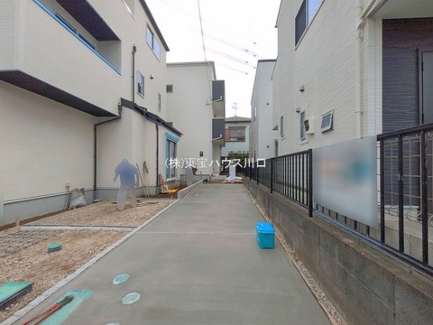 新しい暮らしが始まる予感に満ちた建設中の外観です。閑静な住宅街に位置し、子育てファミリーにも安心の住環境。理想のマイホームがここに誕生します。