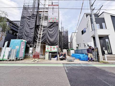 新しい家族の物語が始まる予感。閑静な住宅街に誕生する新築物件は、お子様の成長を見守る理想の住環境です。（2026年7月撮影）