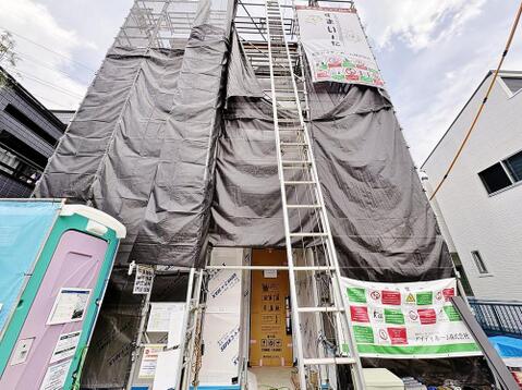 足場が組まれ、着々と工事が進む現地外観です。（2026年7月撮影）