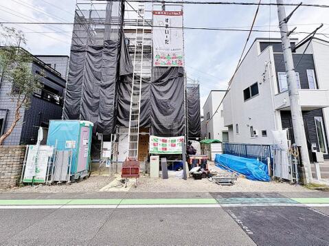 現在建設中の新築物件です。足場が外れると、どんな素敵な外観が現れるのか、ご家族で想像が膨らみますね。新しい住まいで始まる、家族の笑顔あふれる未来が楽しみです。（2026年7月撮影）