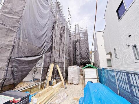 新しい住まいが着々と形になっています。足場が外れる日が待ち遠しいですね。ご家族の夢を育む、明るい未来がここから始まります。