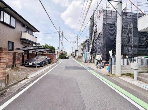 青空が広がる穏やかな住宅街。お子様との散歩や家族の団らんを育む、安心の住環境です。（2026年7月撮影）