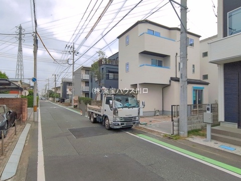 新しい暮らしが始まる予感に満ちた建設中の外観です。閑静な住宅街に位置し、子育てファミリーにも安心の住環境。理想のマイホームがここに誕生します。