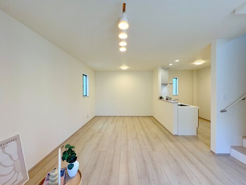 キッチン、階段、収納が美しく調和する居心地のよい空間。「行ってきます」と「ただいま」が自然に交差する場所には、いつもご家族の温かな気配が満ちています。絆を深める優しい時間がここから始まります。