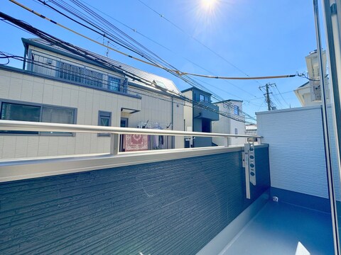 見上げれば広がる空と、頬をなでる心地よい風。シックな装いに包まれたワイドなバルコニーは、陽光あふれる憩いの特等席。洗濯物を干す時間さえも爽やかな楽しみに変える、開放感に満ちた外空間です。