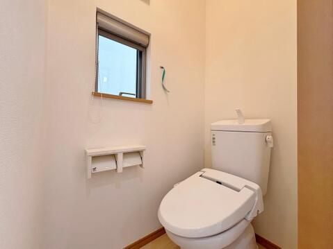 ゆとりをもったトイレの広さ、白をベースに落ち着きと清潔感が調和。ウォッシュレット付きも嬉しいです。