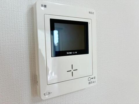 「見える安心」をカタチにしました。誰が来てもわかる様にモニター付きインターホンを設置。家事導線を考慮した個所に設置し、防犯性と利便性に優れ快適と安らぎを合わせた優しい設計。