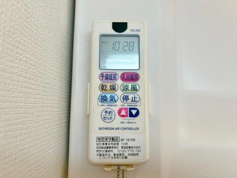便利な浴室暖房換気乾燥機です。衣服を干したり、寒い日はお風呂に入る前に暖めるなど、様々活用できます。