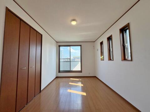 ～2階　東西側　7.5帖～全洋室6帖以上ある中で、ご夫婦のお部屋と咲いて利用可能な7帖のお部屋も完備しております。バルコニーにつながる掃き出し窓からも多くの採光を取り込めます。