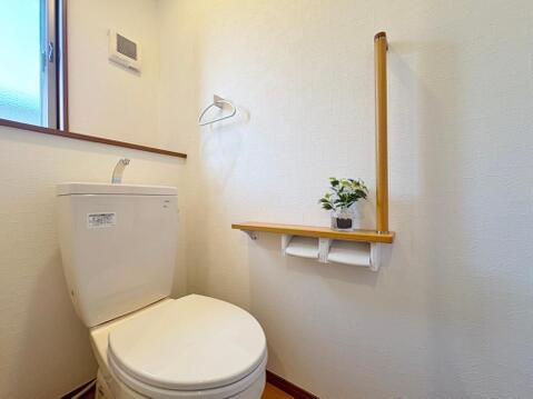 ゆとりをもったトイレの広さ、白をベースに落ち着きと清潔感が調和。ウォッシュレット付きも嬉しいです。