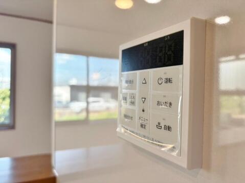 お風呂場と台所に操作リモコンがあり、キッチン近くにある給湯リモコンは、お料理の最中でもリビングで寛いでいるなかでもボタン一つで簡単に沸かせて便利ですね。