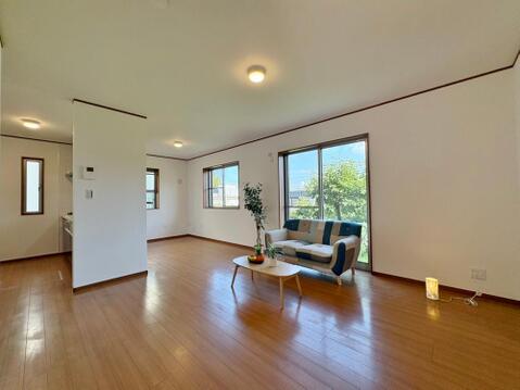 ～living dining kitchen～16.7帖明るい陽光が注ぎ込まれる風通しの良いお部屋となっております。※家具は付きません