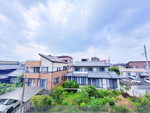 ～バルコニーで奏でるシンフォニー～バルコニーからみる景色は解放感抜群。朝陽も夕陽のここで感じる事ができます。思わずお気に入りの曲を口ずさみたくなる事間違いなし。