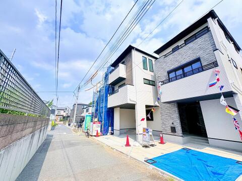 ～悠々自適に住まう～ゆったりとした敷地を確保しております。前面道路もゆったりと広くお車の駐車もとてもしやすいです。窮屈な社会で揉まれたあとはゆったりとしたあなただけの空間でくつろぎたいですよね。