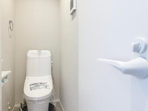 ～毎日を快適に支える清潔空間～毎日気持ちよくお使いいただける快適な空間。シンプルで飽きのこない上質な仕上がりも魅力です。※掲載写真は新築時（令和8年2月頃・入居前）に撮影したものです。