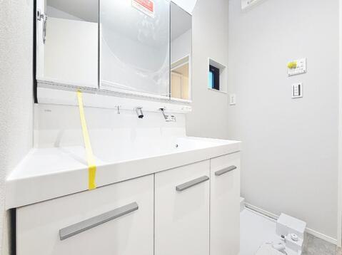 ～朝の身支度を心地よく整える空間～収納力を備えた洗面化粧台を採用。忙しい朝の身支度や帰宅後の手洗いも快適に行える、使い勝手の良い空間。※掲載写真は新築時（令和8年2月頃・入居前）に撮影したものです