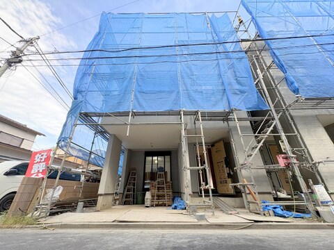 1号棟。複数路線利用可「JR大宮」駅徒歩12分、東武野田線「北大宮」駅徒歩6分。