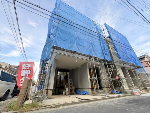 1号棟。西側4.5ｍ公道と北側4ｍ私道(一部持分有)の角地につき通風良好＆開放感あり。