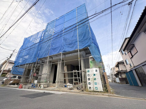2号棟。西側4.5ｍ公道と南側私道の角地につき陽当・通風良好。（2026年10月下旬撮影）
