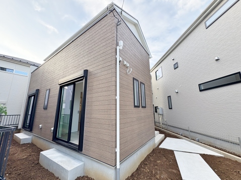 洗練されたデザインが目を引く、明るい陽光が降り注ぐ住まい。広々としたカースペースは、家族の車を停めるのに便利で、お子様の送り迎えもスムーズです。