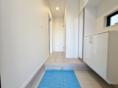 ～玄関からLDKにつながる部分～家族の憩いの場といなる大事なLDK部分を工事中です。17帖の開放的なLDKを東南向きの採光が明るく照らしてくれます。