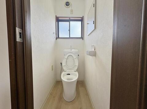 窓から自然光が差し込む、明るく清潔感あふれるトイレです。換気扇も完備しており、いつでも快適な空間を保てます。家族みんなが気持ちよく使える場所です。