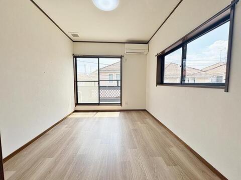 西側の窓から明るい光が差し込む６帖の洋室。お子様の成長に合わせ、子供部屋や書斎、寝室など多様に活用可能。家族のライフスタイルに寄り添う快適空間です。