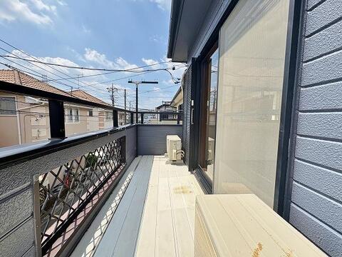 青空が広がる開放的なバルコニーは、日当たりの良さが魅力。洗濯物もカラッと乾き、お子様と外の空気を感じながら過ごす、家族の憩いの場になります。