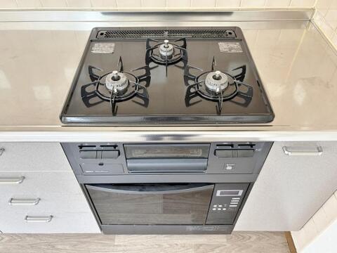 毎日料理をする、料理が好き、家族が多くて量を作る必要がある、等の方々にとっては必須の３口コンロ。同時進行で効率アップはもちろん鍋を移動する回数が減り、無駄な動きを軽減することが出来ます。