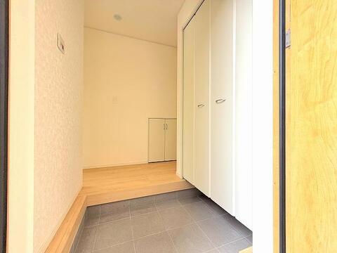 家族みんなの靴や外出グッズもすっきり片付く玄関。明るい空間で、毎日気持ちよくお出かけできますね。
