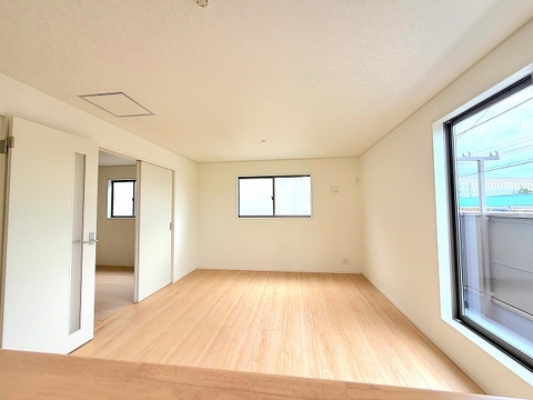 大切なご家族が集まるＬＤＫはこだわりたいですね。休日はおひさまの光をたっぷりと取りこめるリビングでゆったりと過ごしませんか。子供たちが元気に笑いながら走り回っている姿が目に浮かぶ空間です。