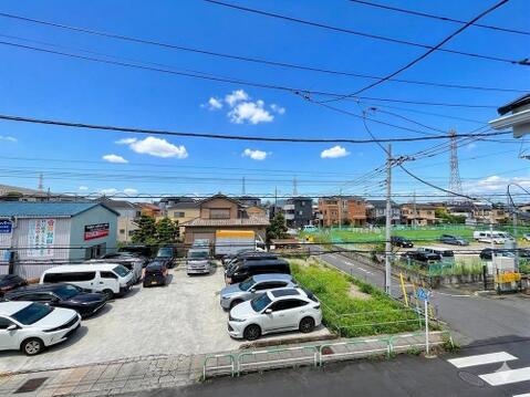 思わず深呼吸したくなる大きな空、色彩豊かな草花、この街が育んだ豊かな情景、四季折々の空間を楽しみ過ごす時がゆたかになる。