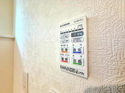 便利な浴室暖房換気乾燥機です。衣服を干したり、寒い日はお風呂に入る前に暖めるなど、様々活用できます。