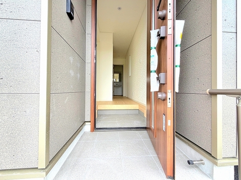 家族みんなの靴や外出グッズもすっきり片付く玄関。明るい空間で、毎日気持ちよくお出かけできますね。