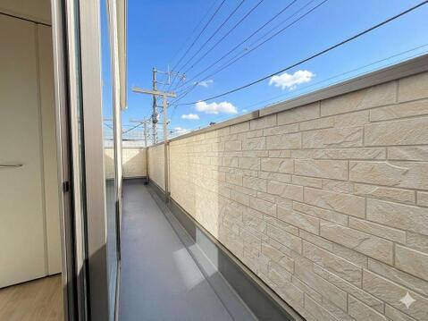 陽光が降り注ぐ広々としたバルコニー。お子様との家庭菜園や、休日のブランチなど、家族の時間を豊かに彩る空間としていかがでしょうか。