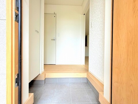 家族みんなの靴や外出グッズもすっきり片付く玄関。明るい空間で、毎日気持ちよくお出かけできますね。