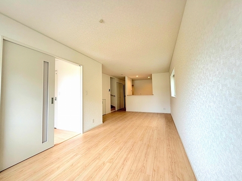 大切なご家族が集まるＬＤＫはこだわりたいですね。休日はおひさまの光をたっぷりと取りこめるリビングでゆったりと過ごしませんか。子供たちが元気に笑いながら走り回っている姿が目に浮かぶ空間です。