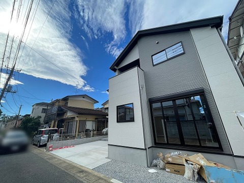 閑静で落ち着いた環境に佇む新築戸建。新天地の方でも安心してお住まいいただける立地です。