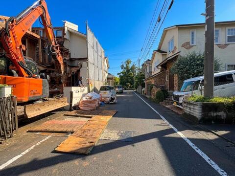 外観の色合いや素材の選定が絶妙であり、周囲のバランスが取れており、心惹かれるような魅力がございます。また綺麗に整えられた庭や外部の装飾も、住まいの品位と気品を高めています。