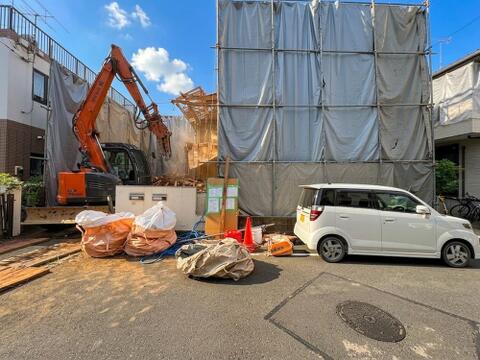 自然色の外壁や綺麗に整えられているエクステリアに目を引きます。家の建物自体がしっかりとした構造で、安心と耐久性が感じられます。人々は通り過ぎるたびに、家の魅力に引かれ心躍る気持ちになります。