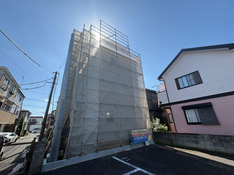 現地北側は駐車場の為、遮るものがなく、日あたり良好です。2026年10月上旬撮影