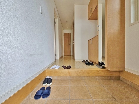 玄関は明るい空間で、毎日気持ちよくお出かけできますね。