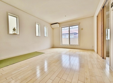 開放感あふれるLDK。家具を置いてもゆとりがあり、快適な暮らしを演出します。