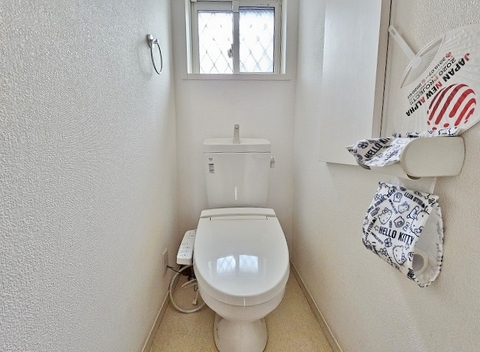 白を基調とした清潔感あふれるトイレ空間。